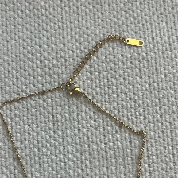 Elegant Gold Pendant Necklace - Picture 4 of 4